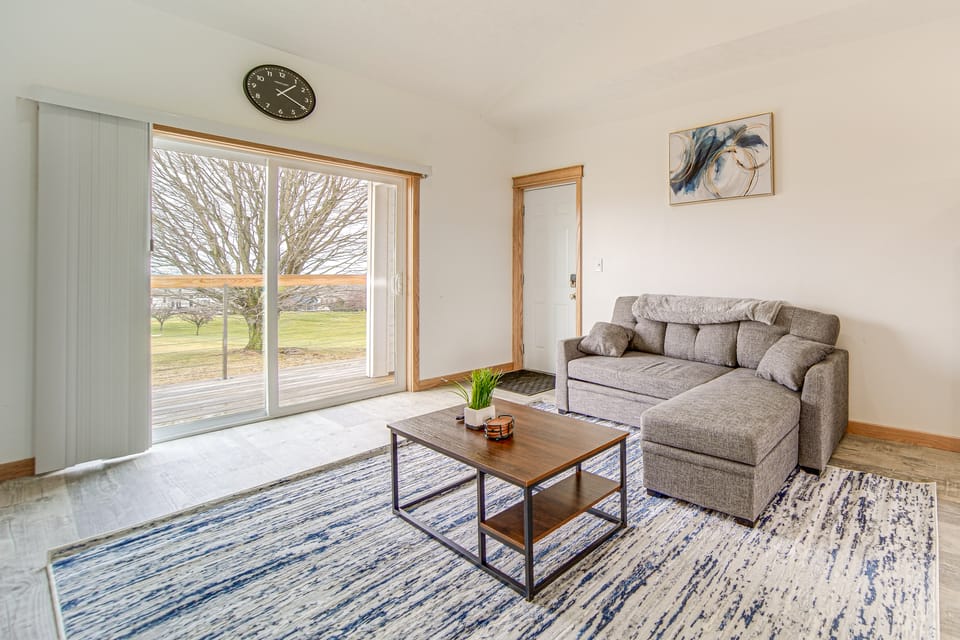 4 Mi to Lake Erie: Condo w/ Golf Course Views! Apartment in Allegheny River