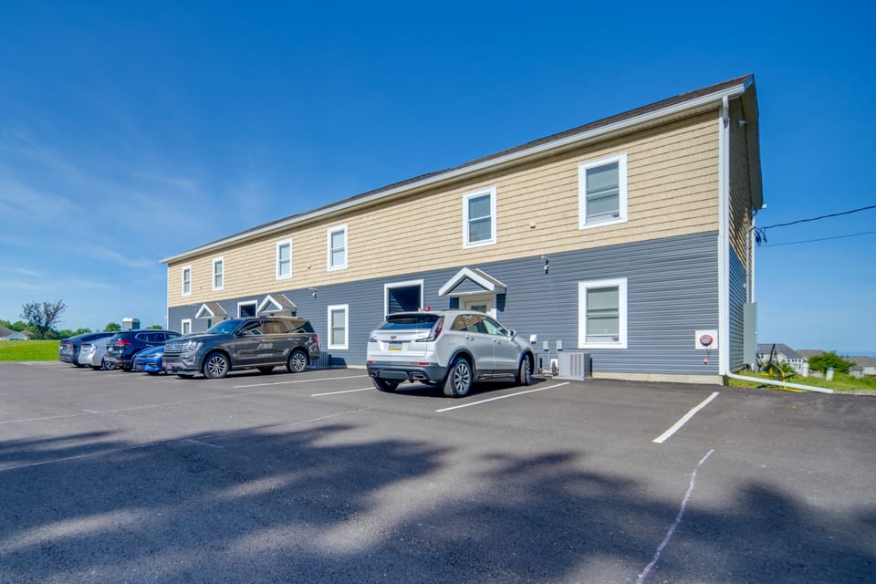 4 Mi to Lake Erie: Condo w/ Golf Course Views! Apartment in Allegheny River