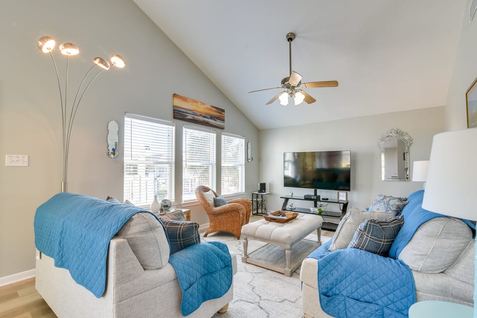 < 1 Mi to Beach! Poolside Retreat in Galveston House in Hitchcock