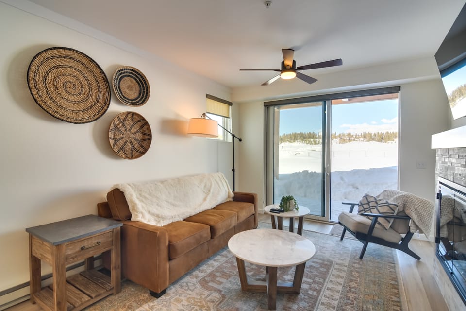 2 Mi to Fraser Tubing Hill: Condo w/ Fireplace! Apartment in Fraser