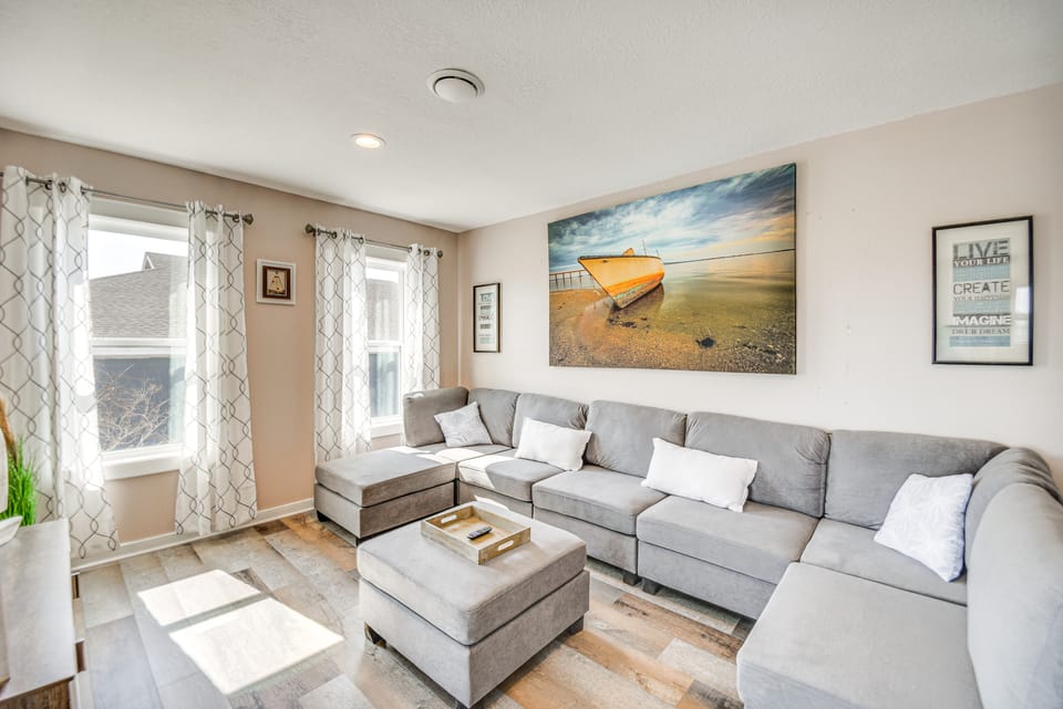Bright Kitty Hawk Home w/ Hot Tub, Walk to Beach! House in Kitty Hawk