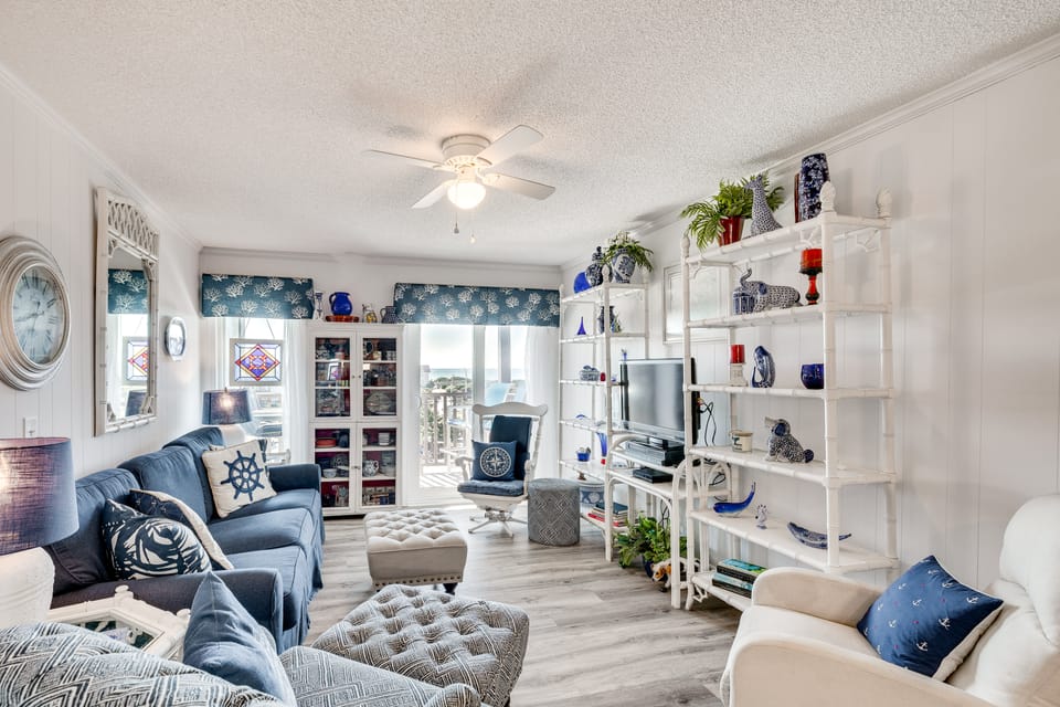 Atlantic Beach Condo w/ Balcony & Beach Access! Apartment in Atlantic Beach