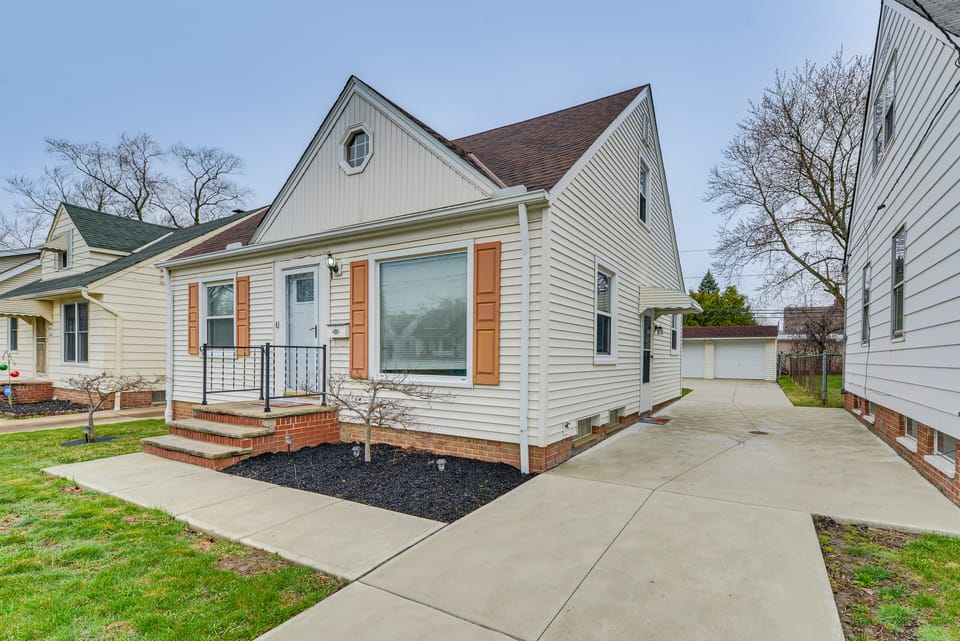 'The Maple Tree' Home: 14 Mi to Downtown Cleveland House in Cleveland Heights