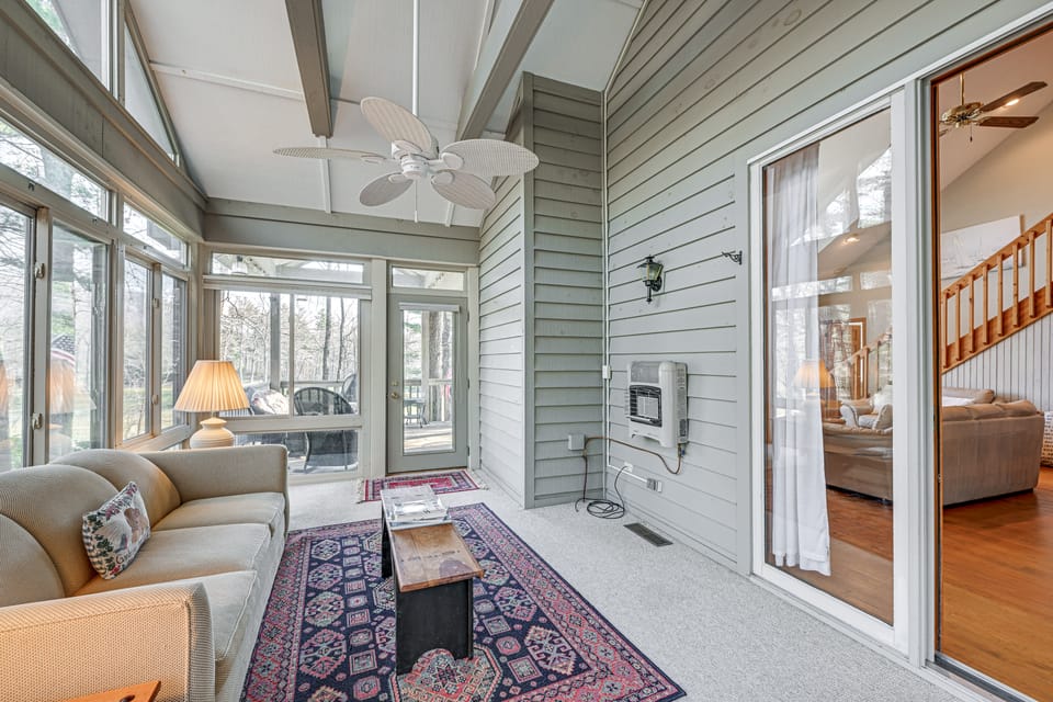 < 1 Mi to Marina: ‘Ford Mountain Retreat’ w/ Deck House in Tennessee