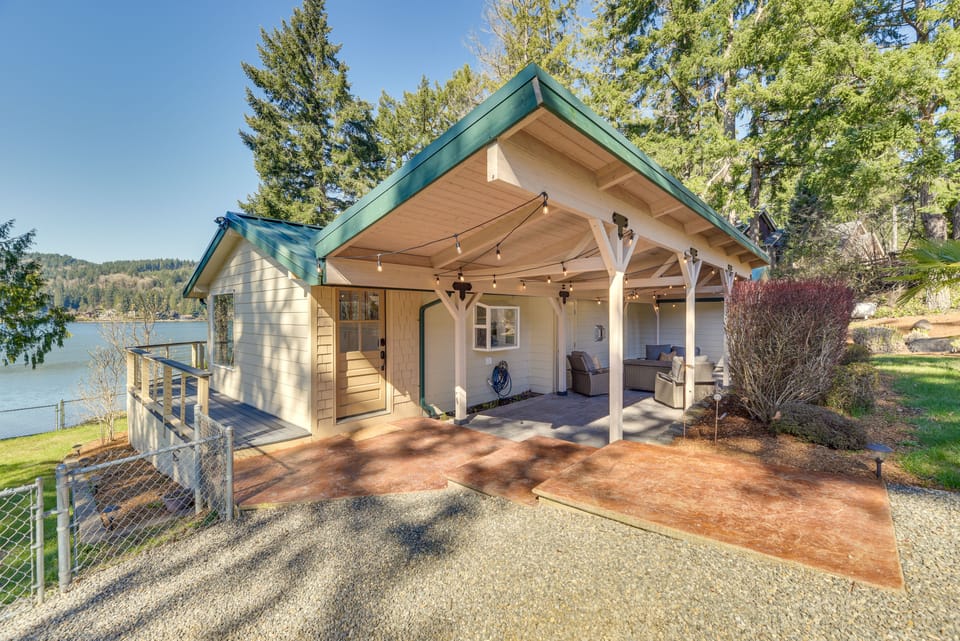 Waterfront Washington Getaway w/ Hot Tub & Deck! House in Puget Sound