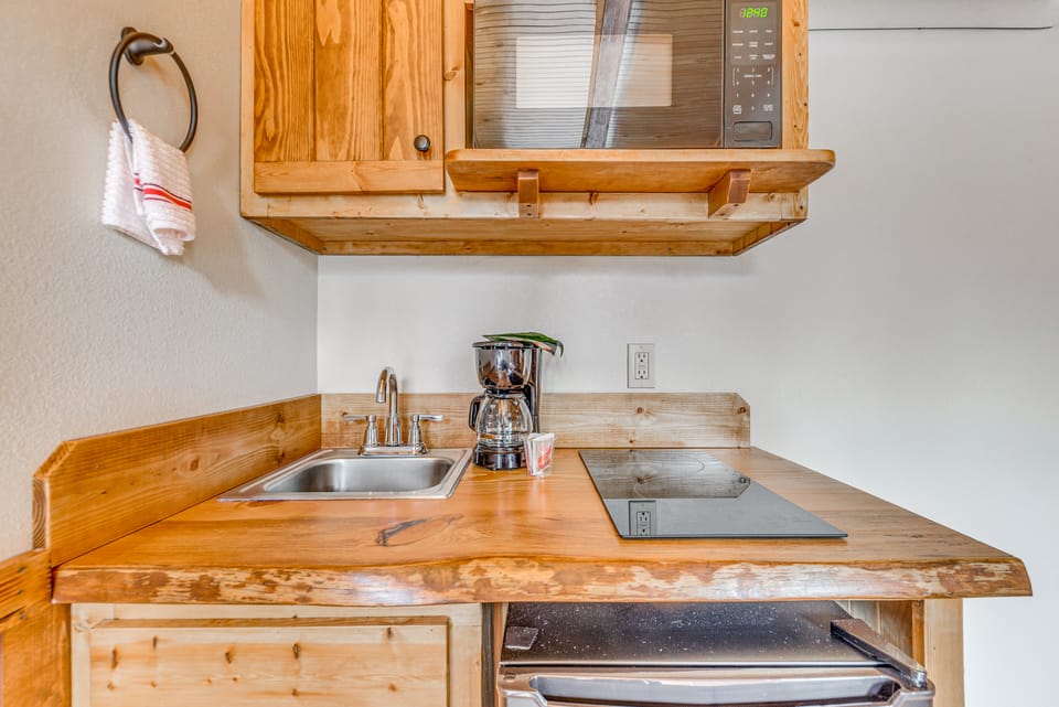 5 Mi to Alto Lake! Pet-Friendly Ruidoso Studio Apartment in Ruidoso