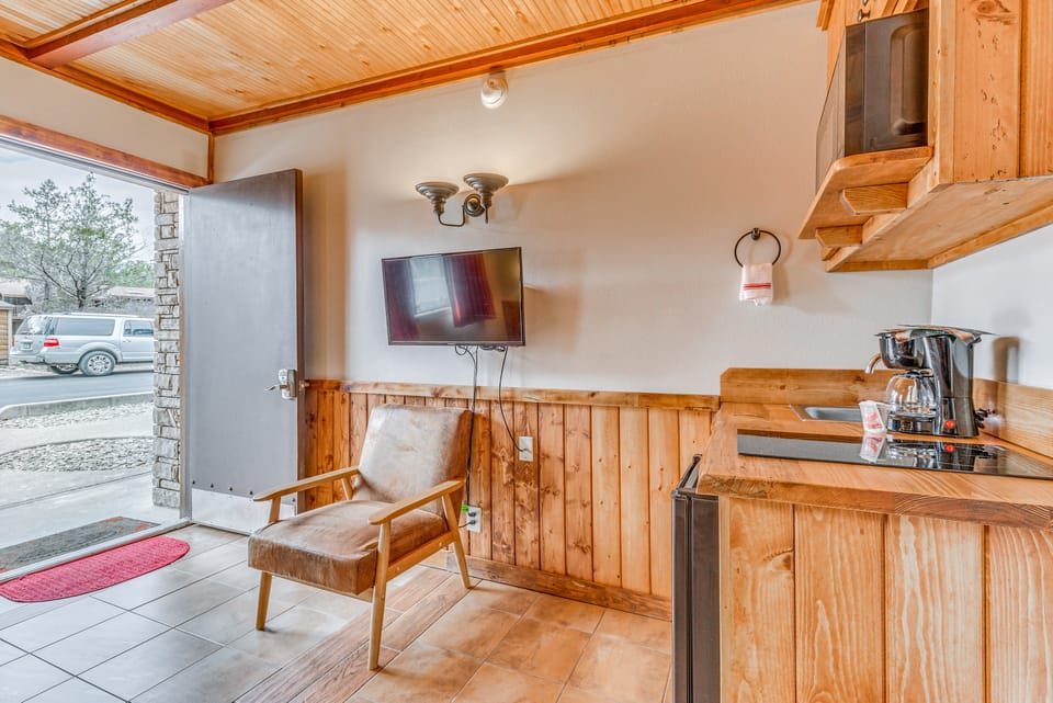 5 Mi to Alto Lake! Pet-Friendly Ruidoso Studio Apartment in Ruidoso