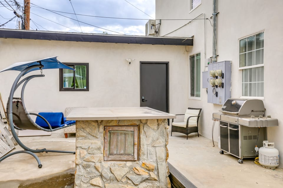 9 Mi to Dodger Stadium! East LA Studio w/ Patio Apartment in Commerce