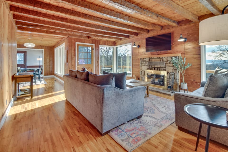 Henderson Cabin w/ Deck & Scenic Lake Views! House in Norfork Lake