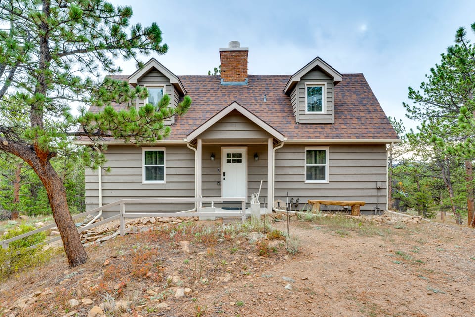 Quiet + Peaceful Home in Allenspark w/ Deck! House in Allenspark