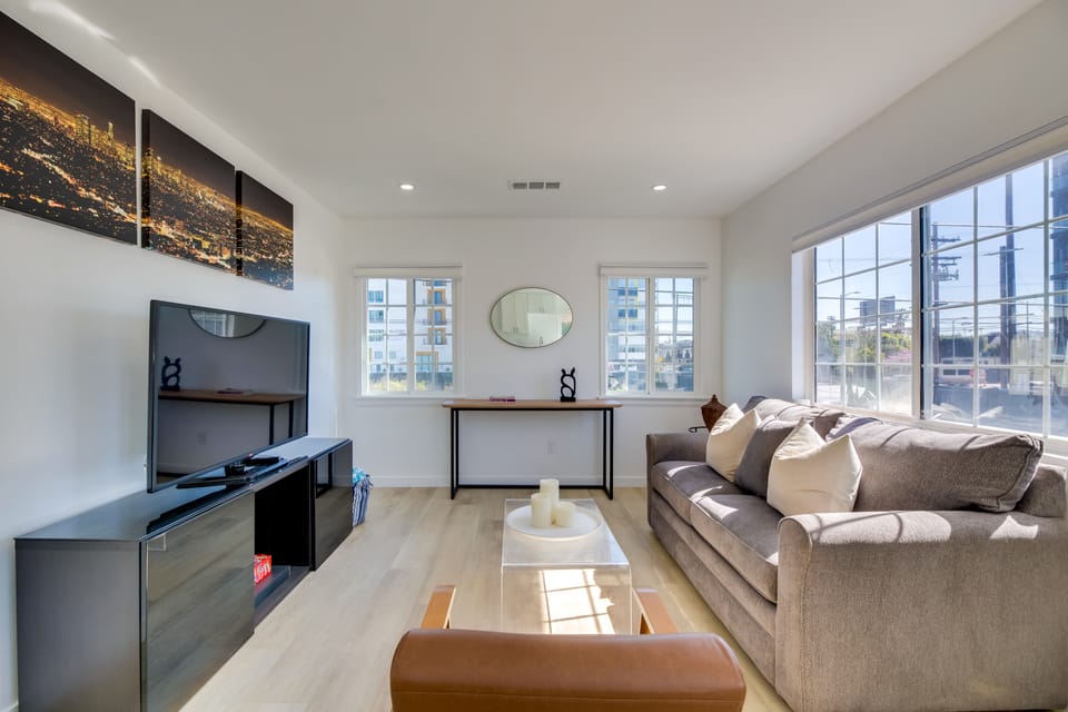 8 Mi to SoFi Stadium: Chic Los Angeles Abode Apartment in Culver City