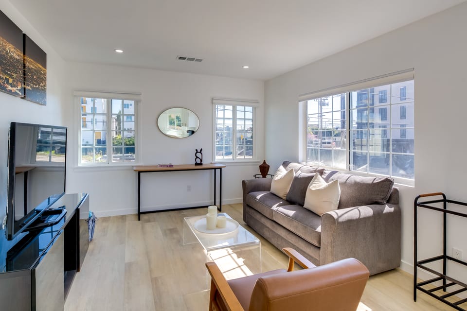 8 Mi to SoFi Stadium: Chic Los Angeles Abode Apartment in Culver City