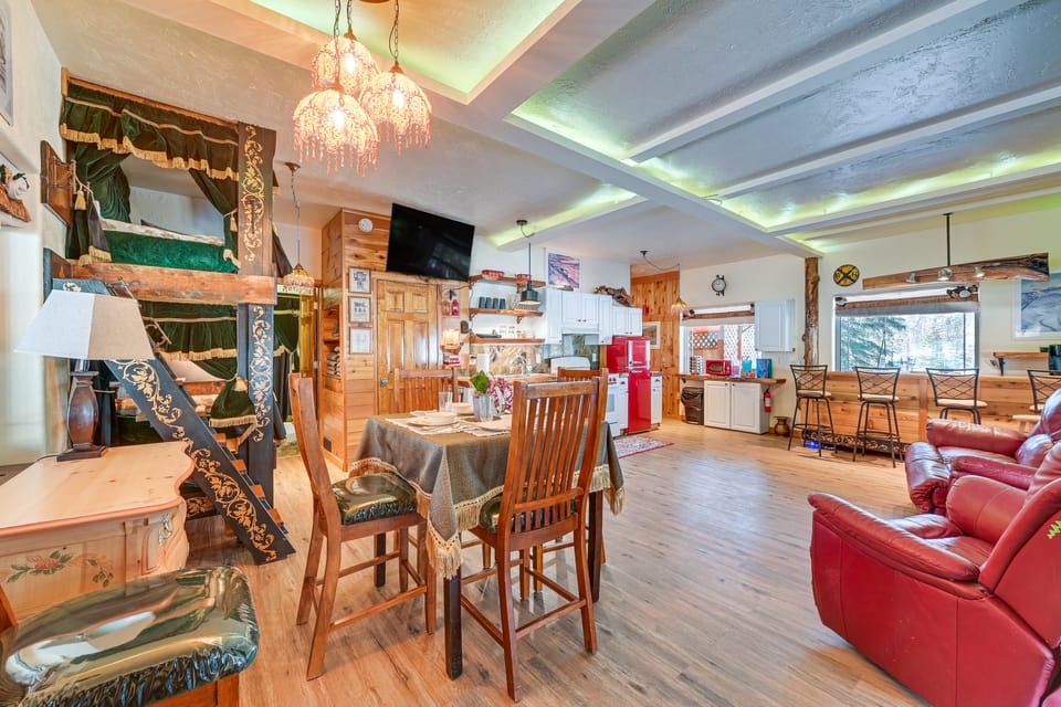 Cozy Kenai Abode w/ Private Deck: 5 Mi to Ocean! Apartment in Nikiski