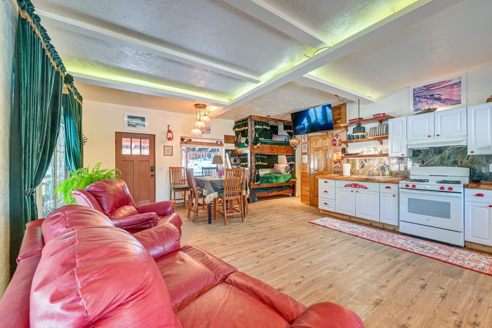 Cozy Kenai Abode w/ Private Deck: 5 Mi to Ocean! Apartment in Nikiski