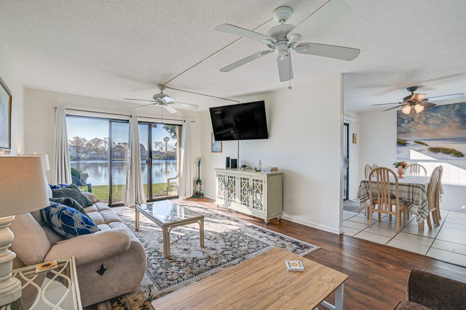3 Mi to Surfside Beach & Pier: Townhome w/ Balcony Apartment in South Carolina