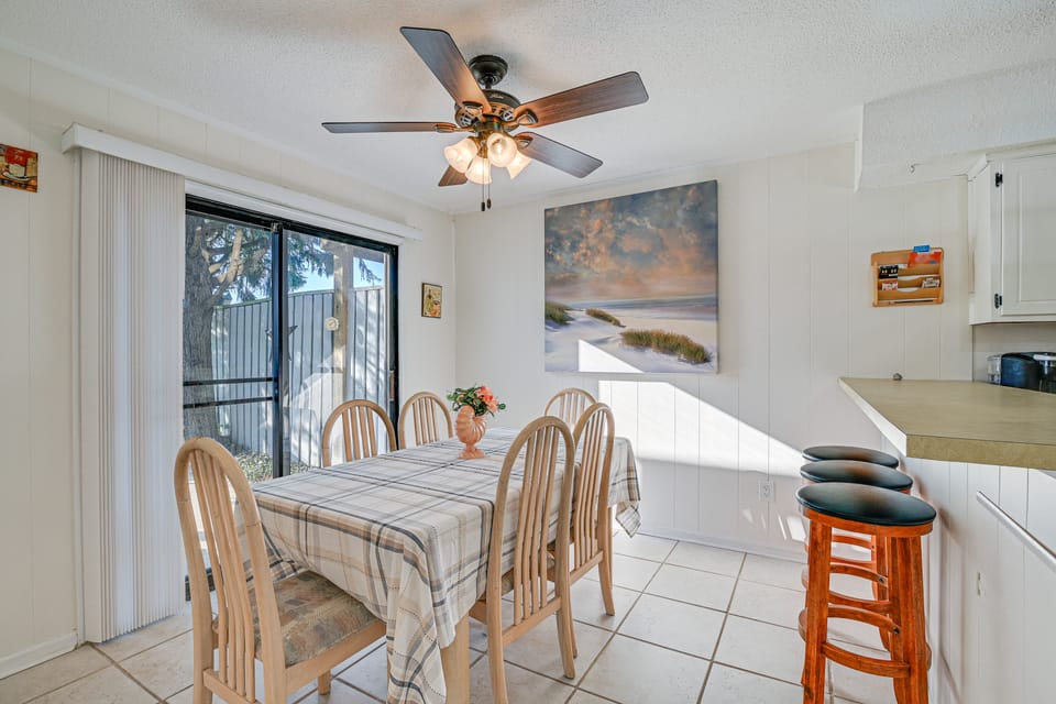 3 Mi to Surfside Beach & Pier: Townhome w/ Balcony Apartment in South Carolina