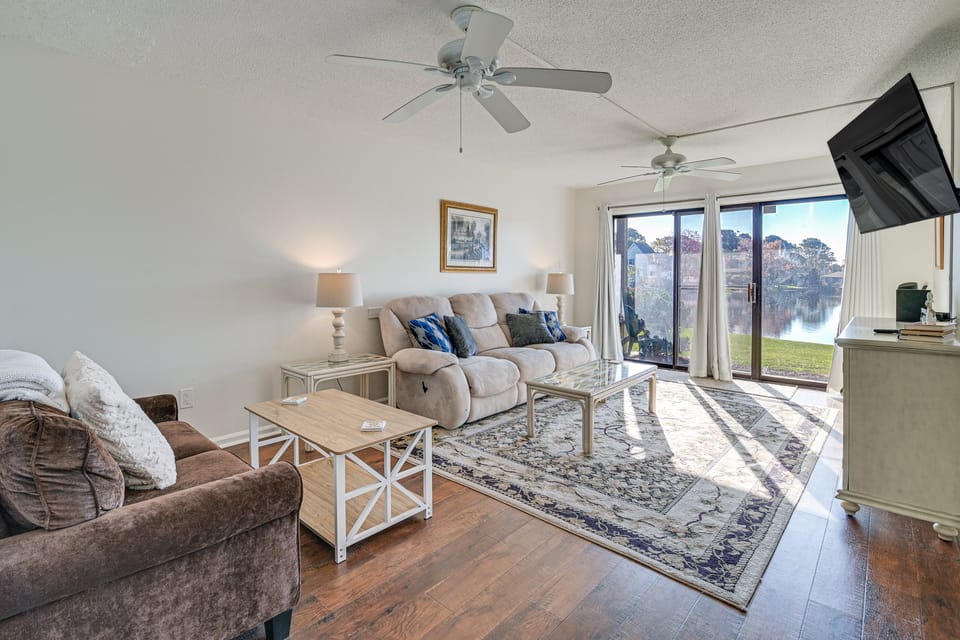 3 Mi to Surfside Beach & Pier: Townhome w/ Balcony Apartment in South Carolina