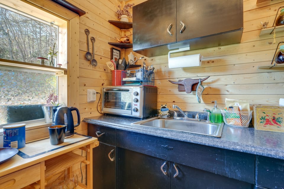 ‘Eagle’s Nest’ Studio in Rising Fawn: Creek Access Apartment in Alabama