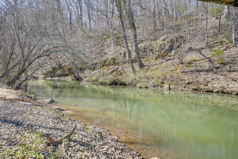 ‘Eagle’s Nest’ Studio in Rising Fawn: Creek Access Apartment in Alabama