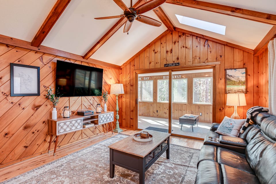 Cozy Home Near Lake Winnipesaukee & Hiking Trails House in Alton