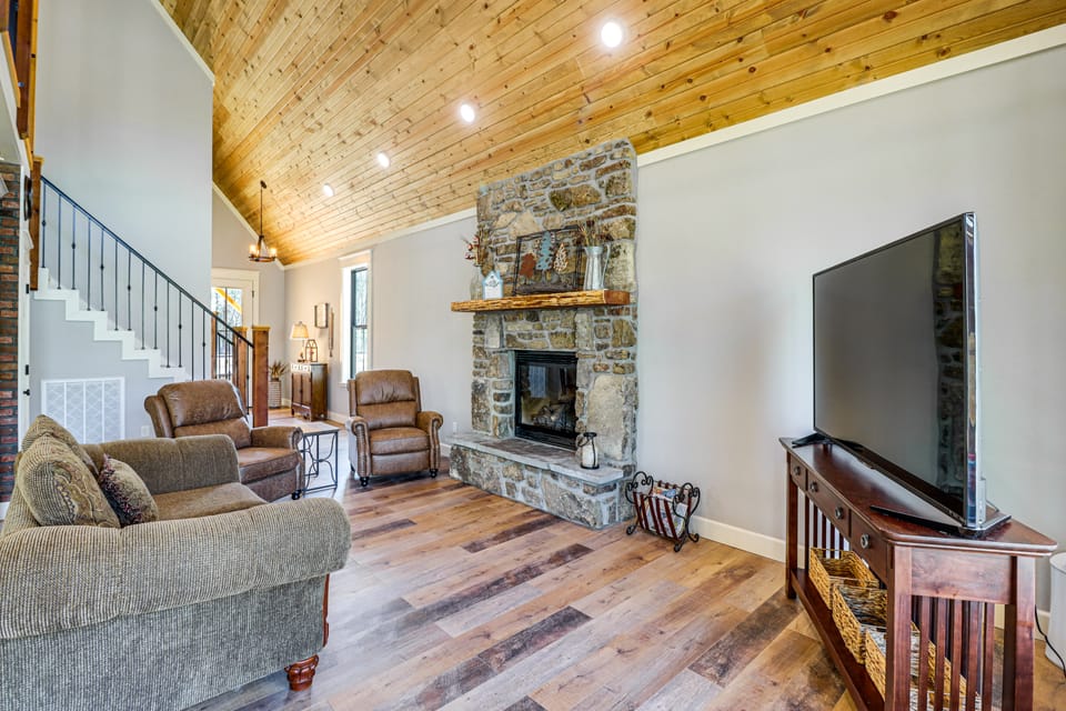 Riverfront Mountain View Cabin w/ Deck & Grill! House in Arkansas