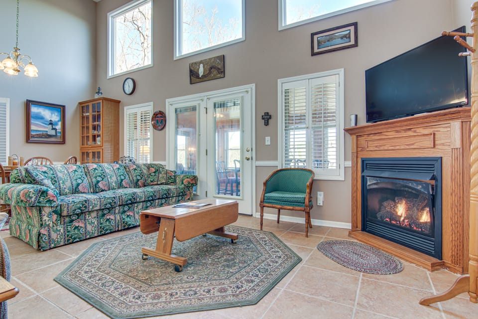 8 Mi to Lake Lure! Mtn-View Gem w/ Furnished Deck House in Tennessee