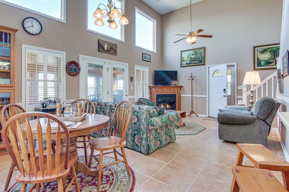 8 Mi to Lake Lure! Mtn-View Gem w/ Furnished Deck House in Tennessee