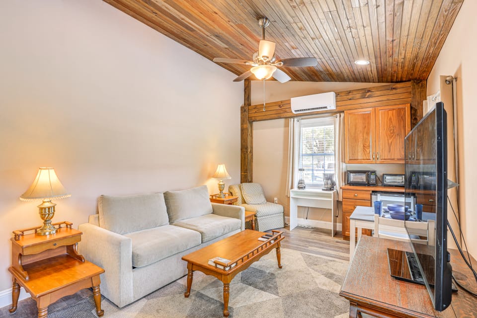 Tranquil Suite w/ Porch < 2 Mi to Cedar Lakes! House in Florida