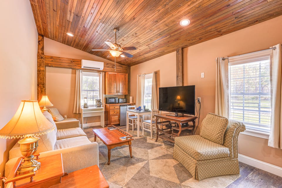 Tranquil Suite w/ Porch < 2 Mi to Cedar Lakes! House in Florida