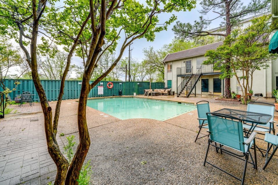 3 Mi to Dtwn Dallas: Couples Haven w/ Pool Access Apartment in Dallas
