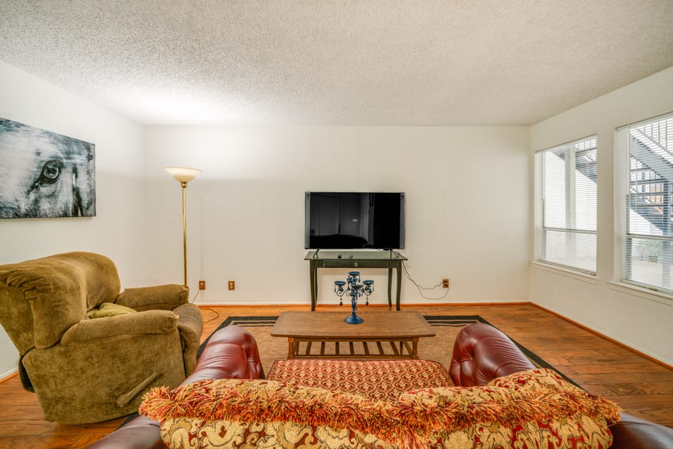 3 Mi to Dtwn Dallas: Couples Haven w/ Pool Access Apartment in Dallas