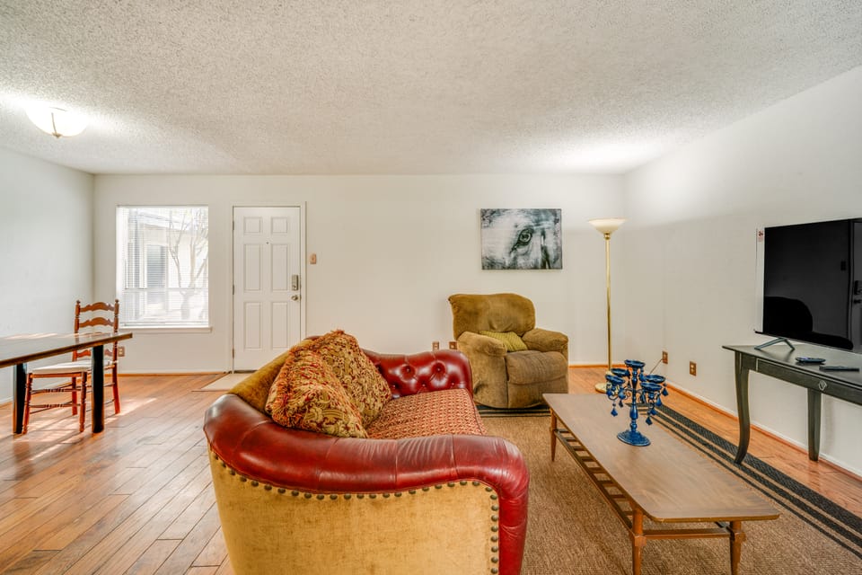 3 Mi to Dtwn Dallas: Couples Haven w/ Pool Access Apartment in Dallas