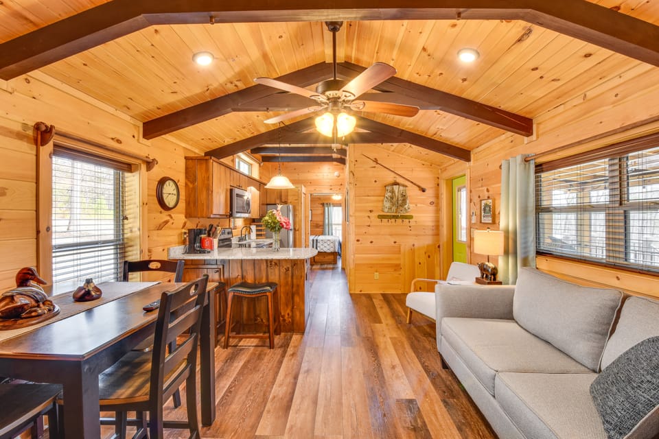 Waterfront Seneca Cabin ~ 4 Mi to Boat Launch! House in Lake Keowee