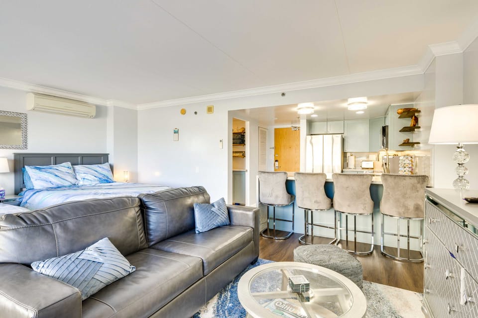 Honolulu Studio w/ Ocean View: Parking Included! Apartment in Honolulu