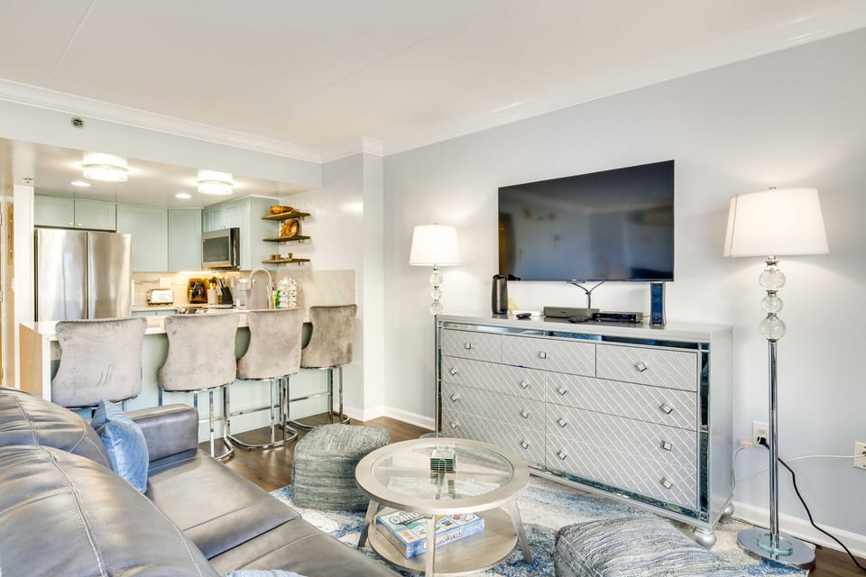 Honolulu Studio w/ Ocean View: Parking Included! Apartment in Honolulu