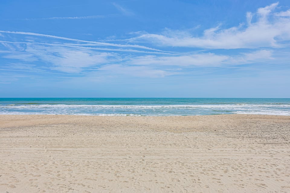 Carolina Beach Condo w/ Balcony & Ocean Access! Apartment in Carolina Beach