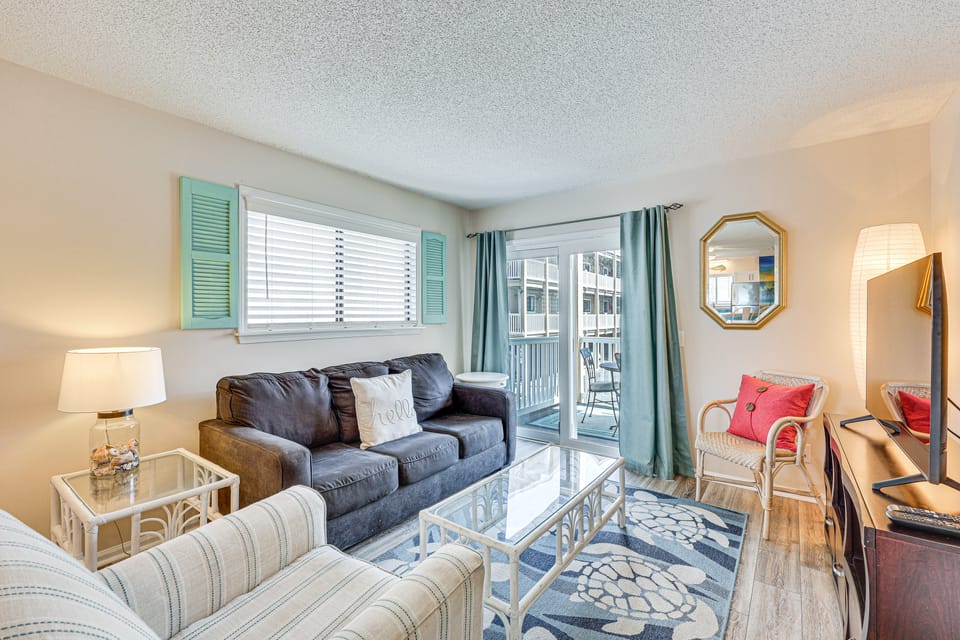 Carolina Beach Condo w/ Balcony & Ocean Access! Apartment in Carolina Beach