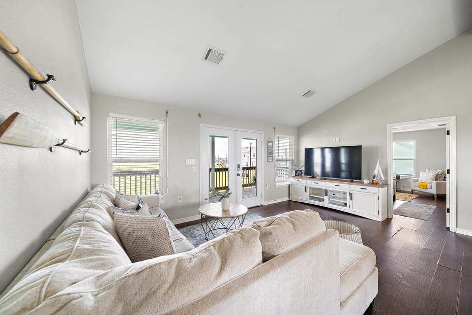 3 Blocks to the Beach! Peaceful Galveston Getaway House in Hitchcock