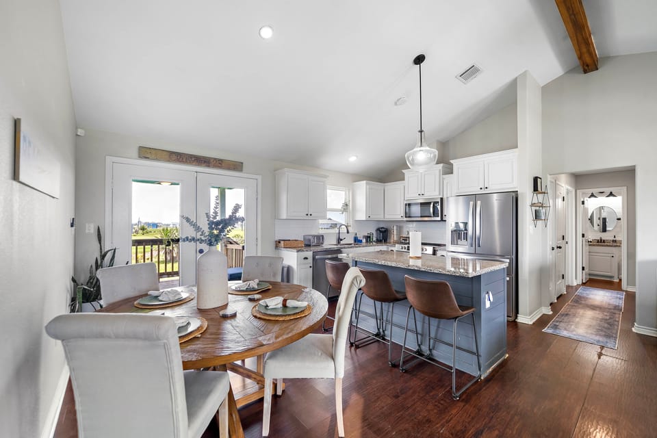 3 Blocks to the Beach! Peaceful Galveston Getaway House in Hitchcock