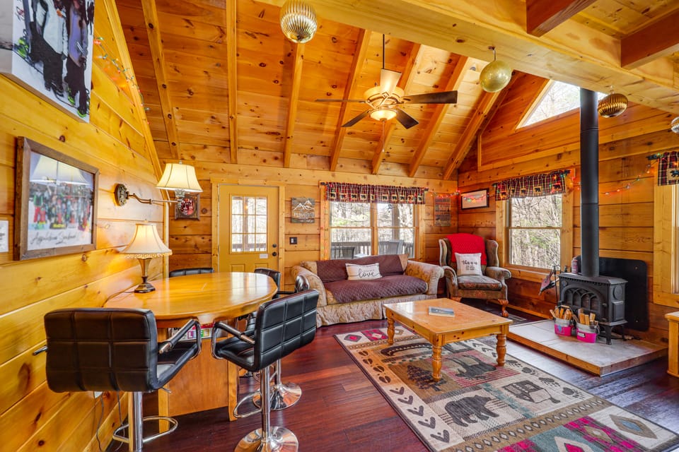 Cozy Family Cabin w/ Hot Tub - 10 Mi to App State! House in Watauga