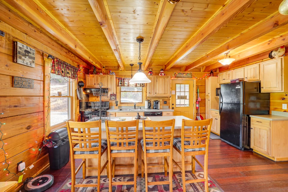 Cozy Family Cabin w/ Hot Tub - 10 Mi to App State! House in Watauga