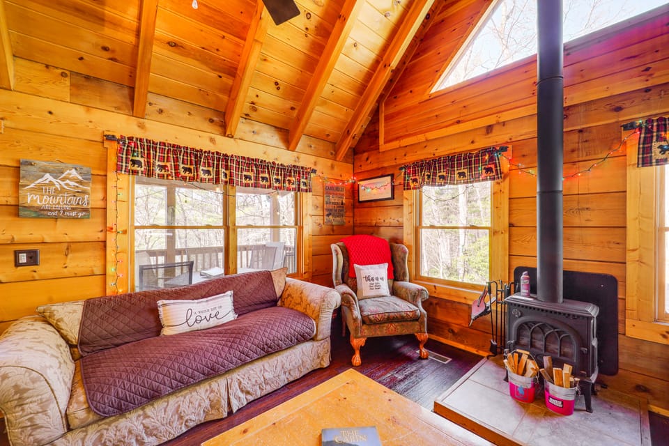 Cozy Family Cabin w/ Hot Tub - 10 Mi to App State! House in Watauga