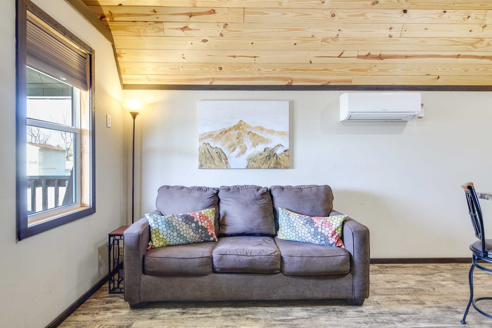 Charming Cabin Near Great Smoky Mountains! House in Tennessee