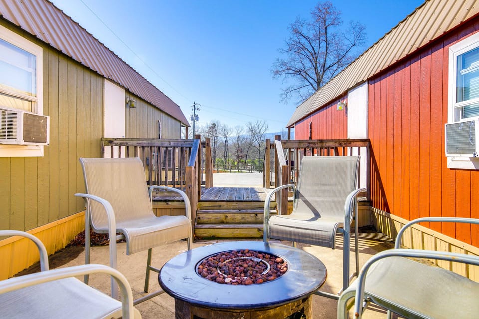 Charming Cabin Near Great Smoky Mountains! House in Tennessee