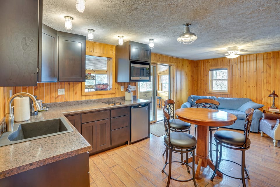 Waterfront Crofton Cabin - Boat Dock & Fire Pit! House in Lewis and Clark Lake