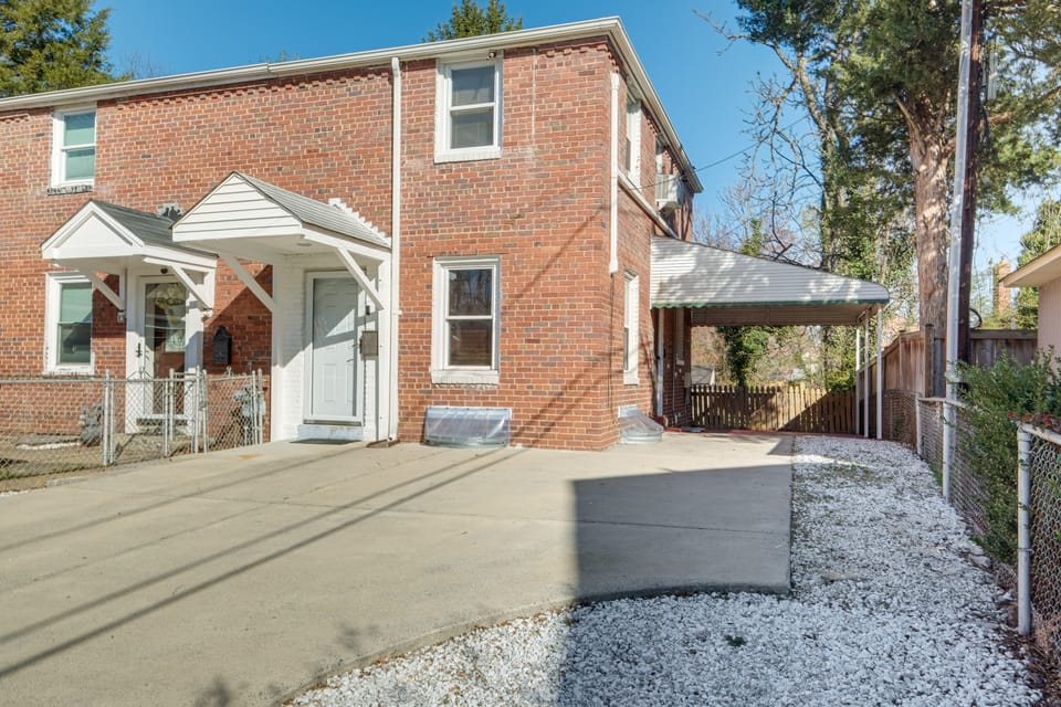 Updated Arlington Townhome ~ 5 Mi to National Mall Apartment in Arlington