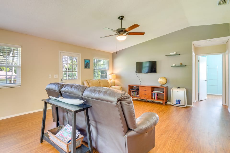 Relax Fireside: Riverfront Inglis Duplex w/ Dock House in Florida