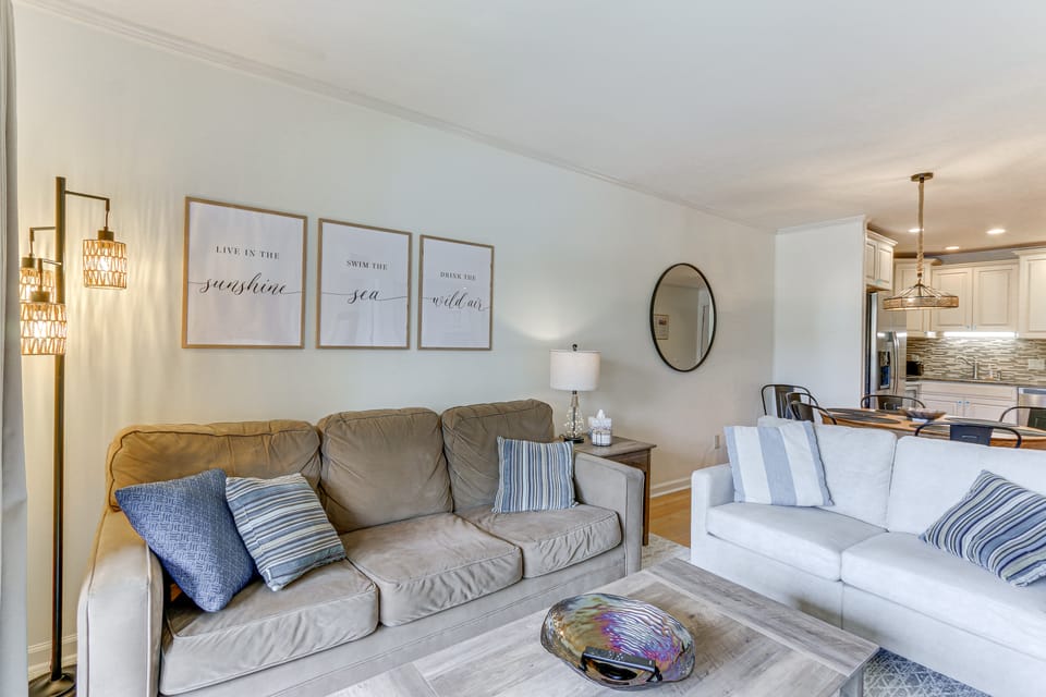 Hilton Head Condo w/ Deck - Walk to Beach & Pool! Apartment in Hilton Head Island