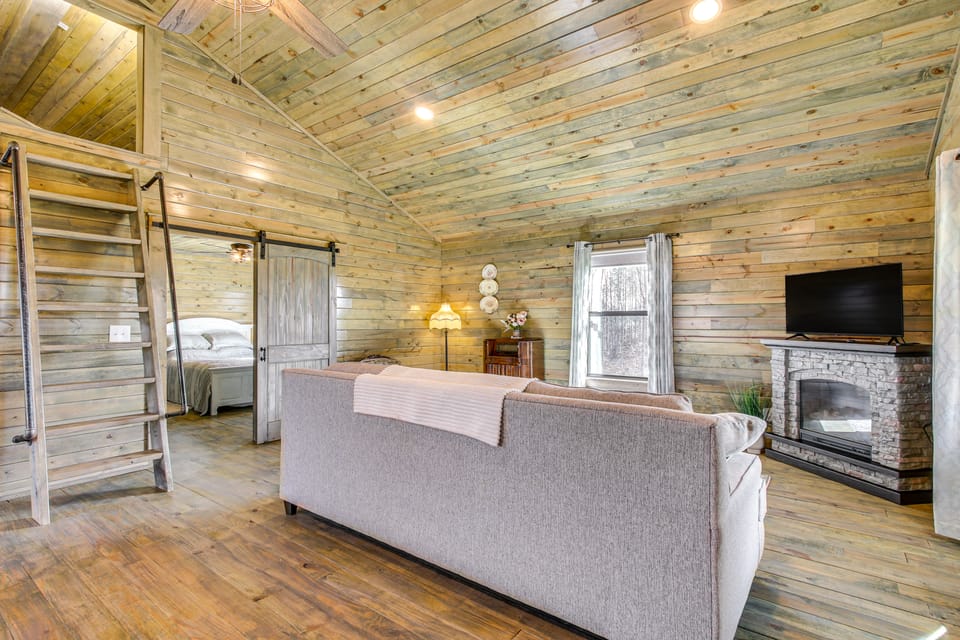 Cozy Mississippi Cabin w/ Covered Porch & Grill! House in Mississippi