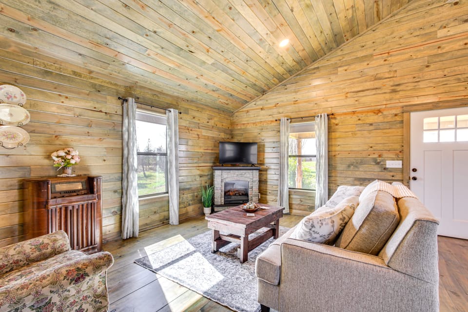 Cozy Mississippi Cabin w/ Covered Porch & Grill! House in Mississippi